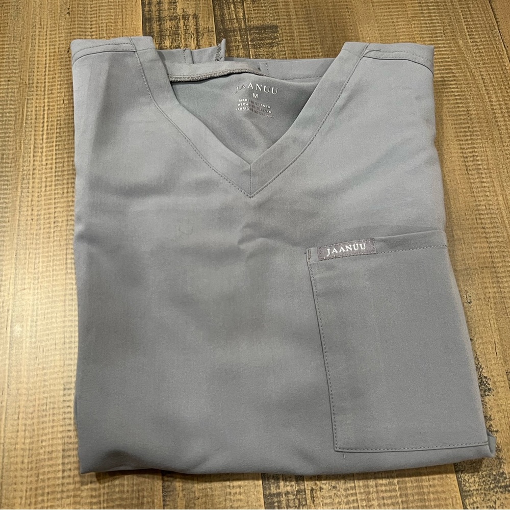 Gray Jaanuu Men’s Scrub Top Size Medium